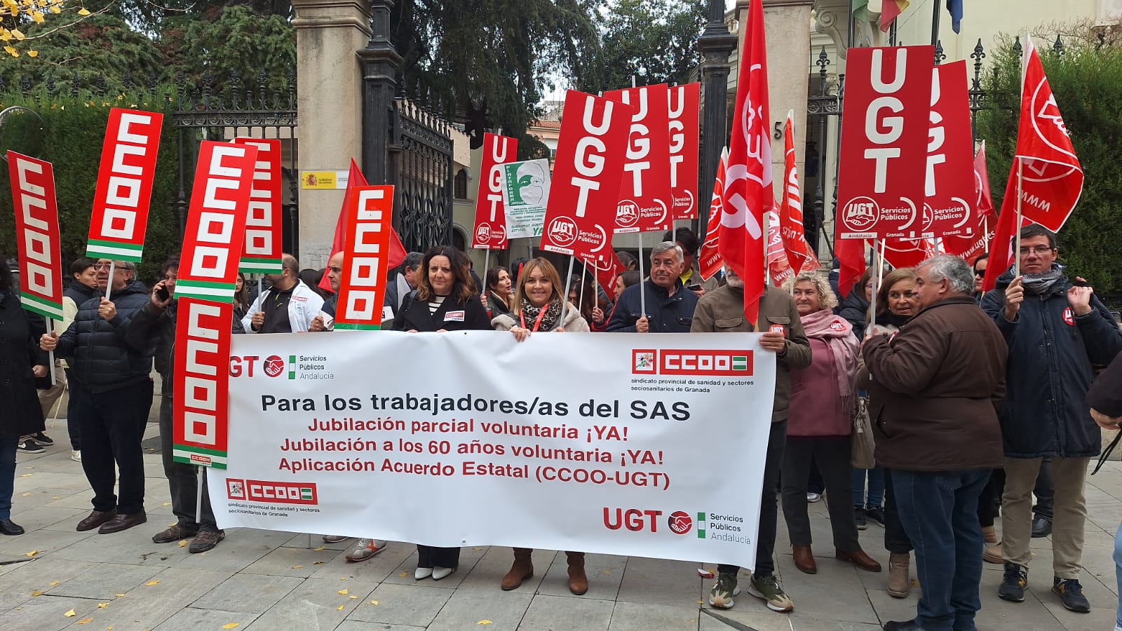 UGT y CC.OO. reivindican, junto a trabajadores del SAS, que se cumpla el derecho a la jubilación parcial 